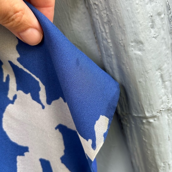 Diane Von Furstenberg Blue Silk Khalila Chiffon blouse, size Small - Picture 8 of 12